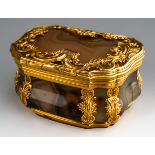 A George III agate snuff box, the lid and sides with scrolling gold detail, approx length 62mms, approx gross weight 92.29 grams.