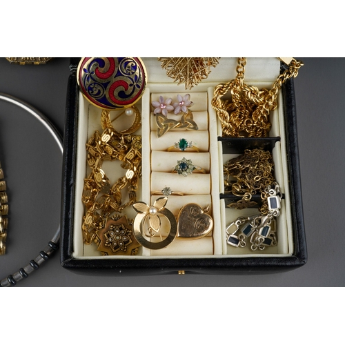 630 - Collection of costume jewellery to include gilt silver pendant and necklace, rolled gold rings and h... 