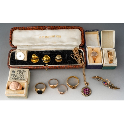 634 - Collection of jewellery to include 9 ct gold rings, 9 ct seed pearl brooch, 9 ct gold chain and pend... 