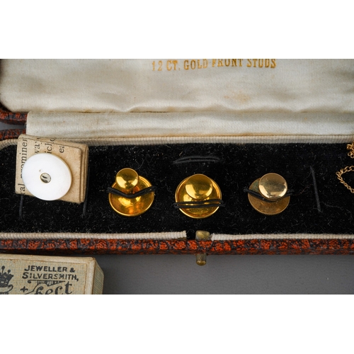 634 - Collection of jewellery to include 9 ct gold rings, 9 ct seed pearl brooch, 9 ct gold chain and pend... 