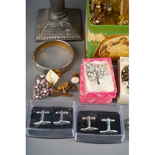 635 - Assorted costume jewellery to include brooches, necklaces, beads, gilt metal cuff links, tie pins, t... 