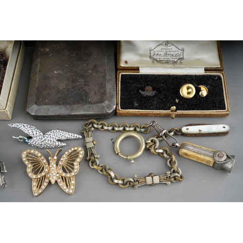 635 - Assorted costume jewellery to include brooches, necklaces, beads, gilt metal cuff links, tie pins, t... 