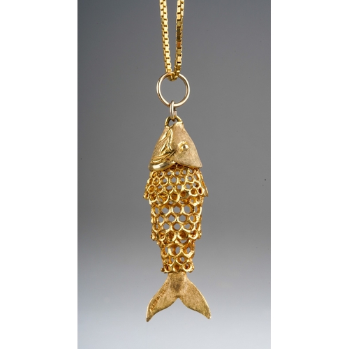 642 - Reticulated 9ct gold fish pendant on a 9ct gold chain, market 375. Gross weight 24g