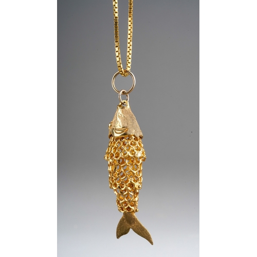 642 - Reticulated 9ct gold fish pendant on a 9ct gold chain, market 375. Gross weight 24g