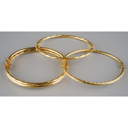 668 - 3 gold bangles, one marked 375, Italy, gross weight 6.2g, 2  marked 750 Italy, gross weight 8.2g