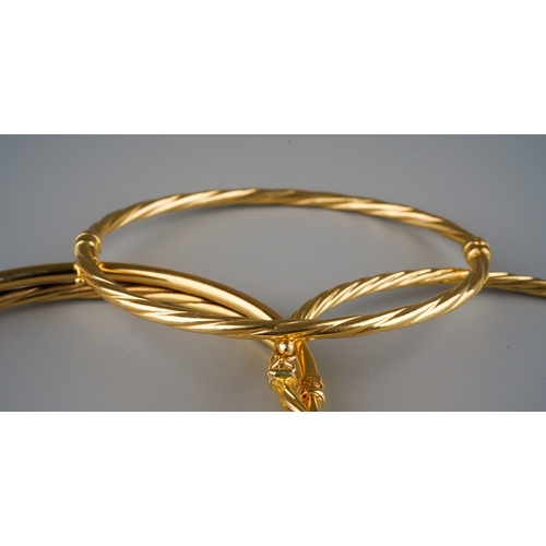 668 - 3 gold bangles, one marked 375, Italy, gross weight 6.2g, 2  marked 750 Italy, gross weight 8.2g