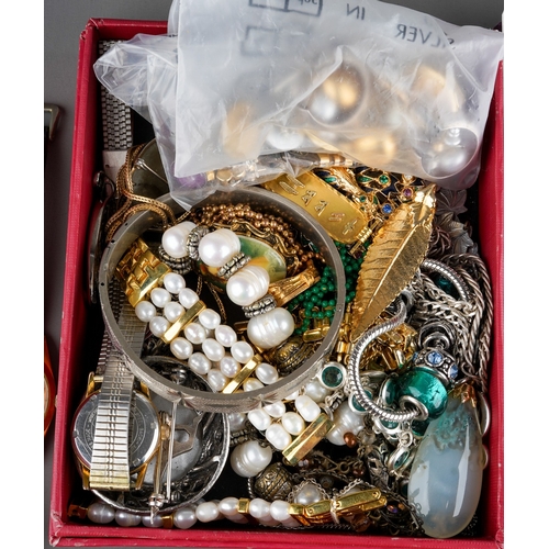 672 - Collection of costume jewellery to include 9 ct gold chain (4.4g), brooches, silver necklaces, lava ... 