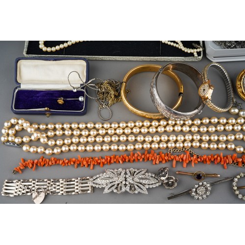 686 - A bag of costume jewellery, including a Scottish white metal brooch, a silver gate bracelet, a Victo... 