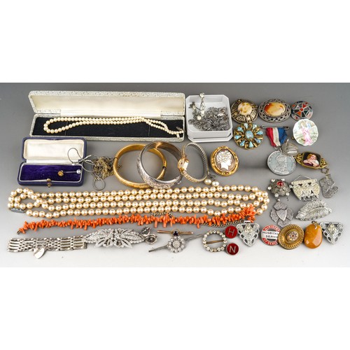 686 - A bag of costume jewellery, including a Scottish white metal brooch, a silver gate bracelet, a Victo... 