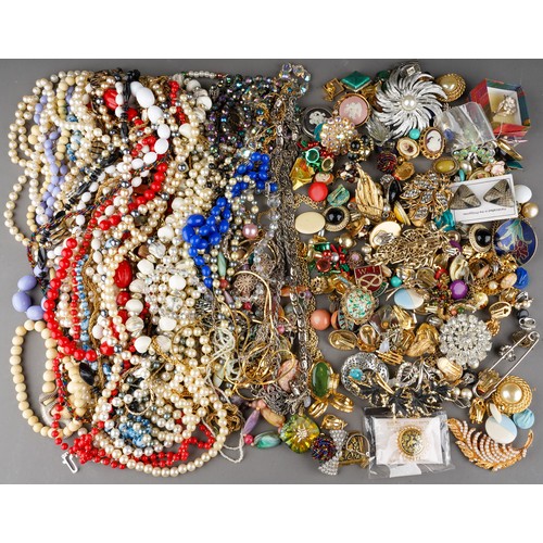 688 - Collection of costume jewellery to include various bead necklaces, pearls, large collection of brooc... 