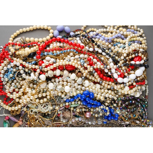 688 - Collection of costume jewellery to include various bead necklaces, pearls, large collection of brooc... 