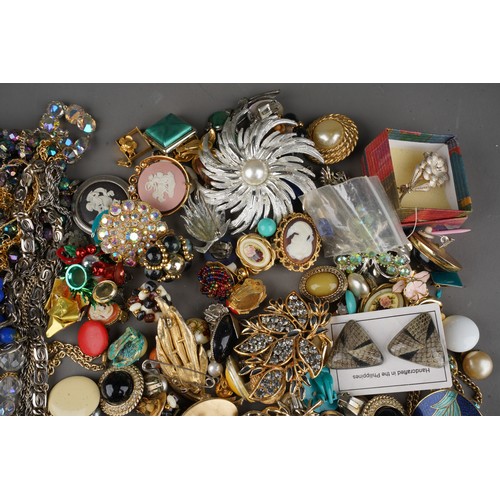 688 - Collection of costume jewellery to include various bead necklaces, pearls, large collection of brooc... 