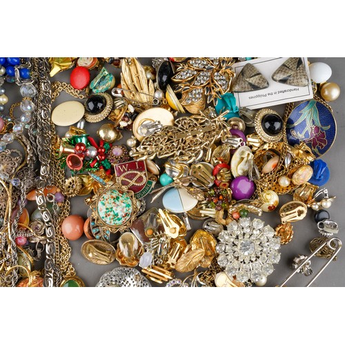 688 - Collection of costume jewellery to include various bead necklaces, pearls, large collection of brooc... 