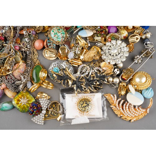 688 - Collection of costume jewellery to include various bead necklaces, pearls, large collection of brooc... 