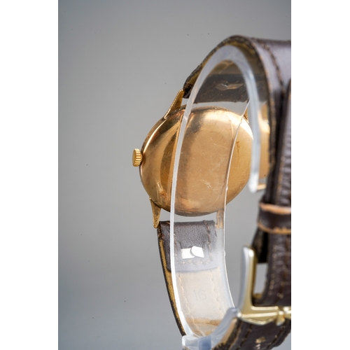 800 - An Accurist 9 ct gold gents 21 jewel antimagnetic wrist watch on leather strap, gross weight approx ... 