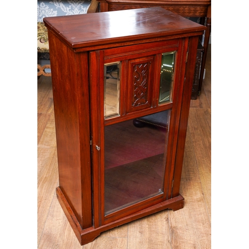 952 - An early 20th Century mahogany single glazed door cabinet\bookcase, three shelves to interior, on pl... 