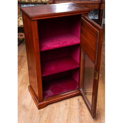 952 - An early 20th Century mahogany single glazed door cabinet\bookcase, three shelves to interior, on pl... 