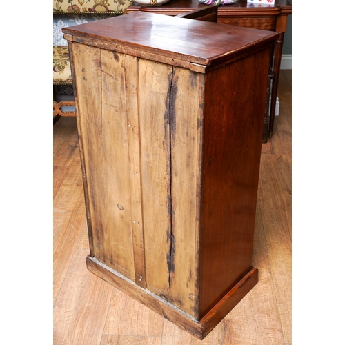 952 - An early 20th Century mahogany single glazed door cabinet\bookcase, three shelves to interior, on pl... 