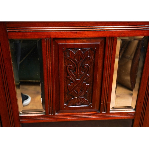 952 - An early 20th Century mahogany single glazed door cabinet\bookcase, three shelves to interior, on pl... 