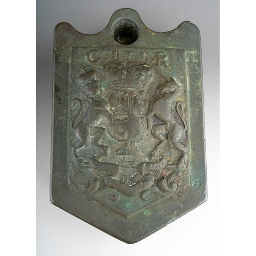 1023 - 18th century Georgian bronze 7lb wool weight, mounted on a wooden block as it has been used as a pap... 