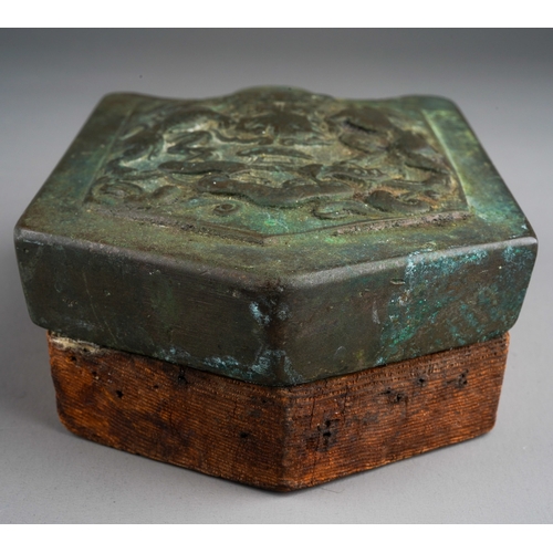 1023 - 18th century Georgian bronze 7lb wool weight, mounted on a wooden block as it has been used as a pap... 