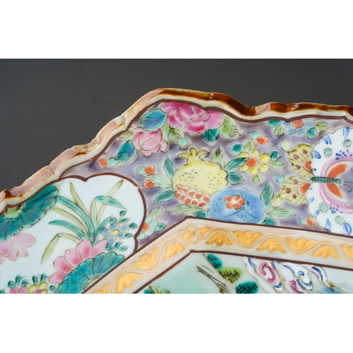 105 - A Japanese famille rose octagonal plate (Meiji period, 1868 - 1912), wavy rim, deep border of flora ... 