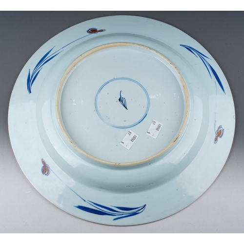 116 - A Chinese porcelain Kangxi charger in the Imari palette with gilt highlights, foliate decoration, ex... 
