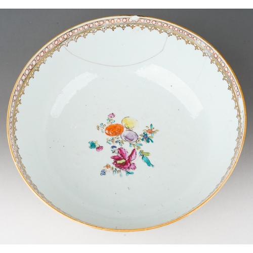 179 - A late 18th / early 19th century Chinese export porcelain Famille Rose bowl, decorated with vignette... 
