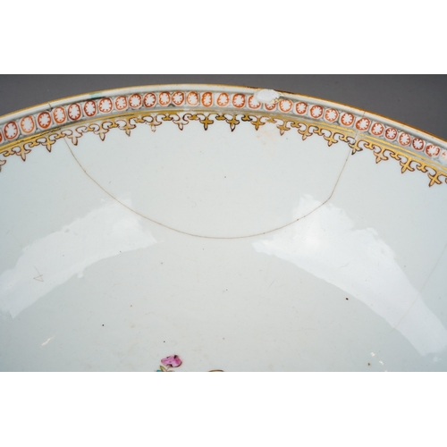 179 - A late 18th / early 19th century Chinese export porcelain Famille Rose bowl, decorated with vignette... 