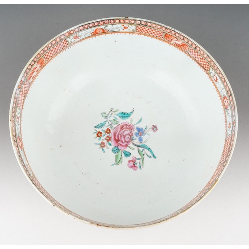 180 - A late 18th / early 19th Chinese export porcelain Famille Rose bowl, the interior enamelled with an ... 