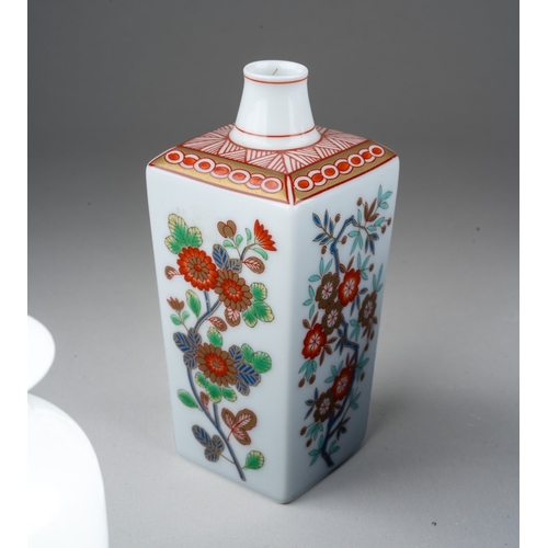 238 - A collection of seven items of late 19th and 20th century Chinese and Japanese porcelain and cloison... 