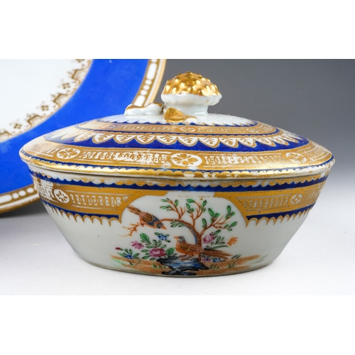 312 - A late 18th / early 19th century Chinese export porcelain oval dish and cover on stand, blue and gil... 