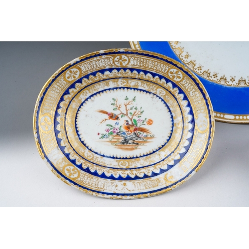 312 - A late 18th / early 19th century Chinese export porcelain oval dish and cover on stand, blue and gil... 