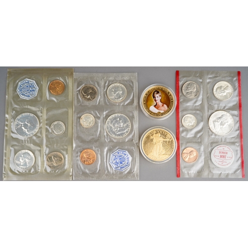 323 - A small quantity of USA coins,  including two five coin with token set of 1961 Philadelphia Mint, an... 