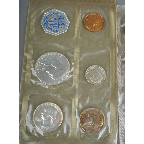 323 - A small quantity of USA coins,  including two five coin with token set of 1961 Philadelphia Mint, an... 