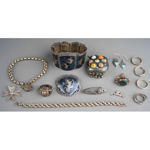 324 - Collection of silver jewellery to include agate set swivel fob, silver rings, silver chains, Indian ... 