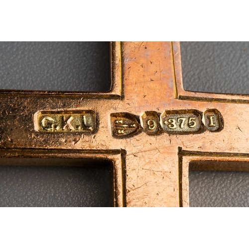 753 - 9 ct gold crucifix with etched foliot detail to front, gross weight 8g, measures 5.2cm x 3cm