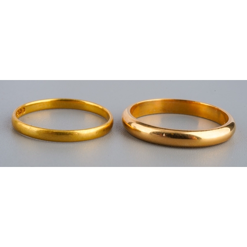 756 - 22 ct gold wedding bands, UK sizes O 1/2 and M, gross weight 6g