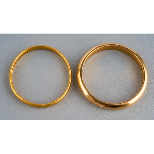 756 - 22 ct gold wedding bands, UK sizes O 1/2 and M, gross weight 6g