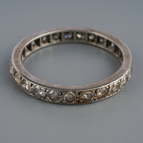 757 - A diamond set platinum full eternity ring. Set with round brilliant cut diamonds, estimated total di... 