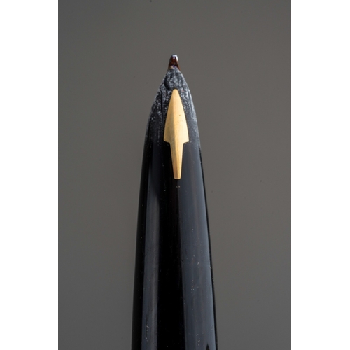 777 - Boxed Parker 61 9 ct gold pen, engine turned decoration