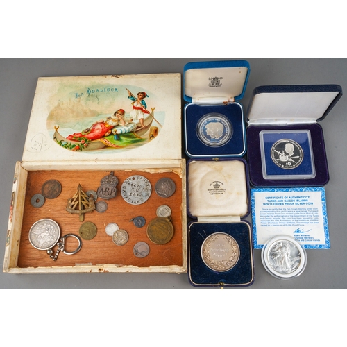 881 - A small parcel of Victorian and other later coinage, medallions and commemoratives and militaria, in... 