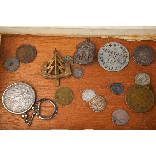 881 - A small parcel of Victorian and other later coinage, medallions and commemoratives and militaria, in... 