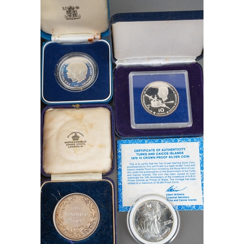 881 - A small parcel of Victorian and other later coinage, medallions and commemoratives and militaria, in... 