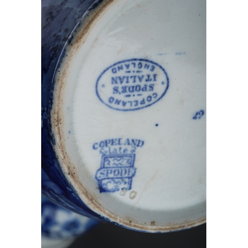 890 - An English, circa 1790, blue and white transfer printed tea bowl decorated with attendants with larg... 