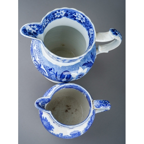 890 - An English, circa 1790, blue and white transfer printed tea bowl decorated with attendants with larg... 