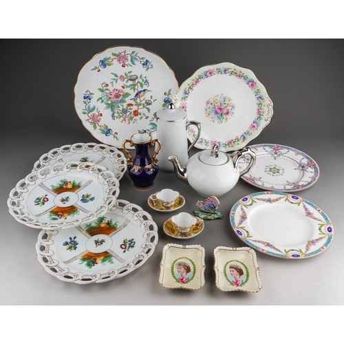 895 - Assorted ceramics to include: a matched pair of Dresden quatrefoil miniature (dolls house) cups and ... 