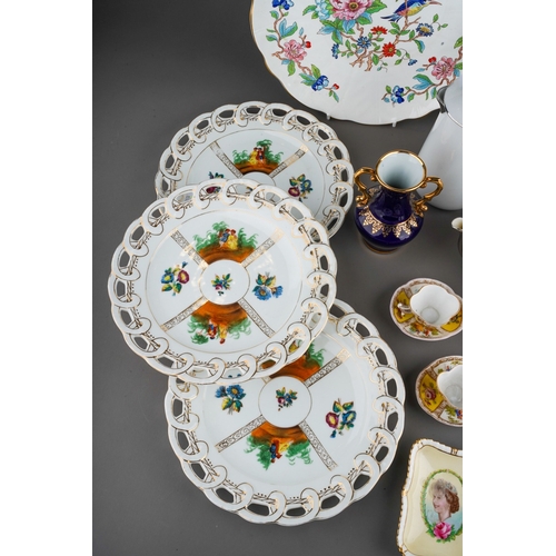 895 - Assorted ceramics to include: a matched pair of Dresden quatrefoil miniature (dolls house) cups and ... 