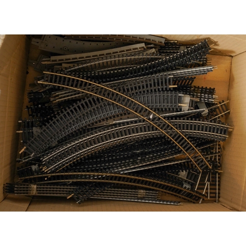 1101 - A large quantity of 00 gauge railway model train tracks together with loose railway buildings, some ... 