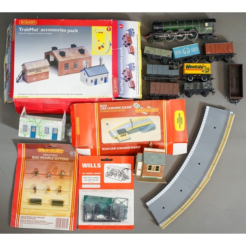 1101 - A large quantity of 00 gauge railway model train tracks together with loose railway buildings, some ... 